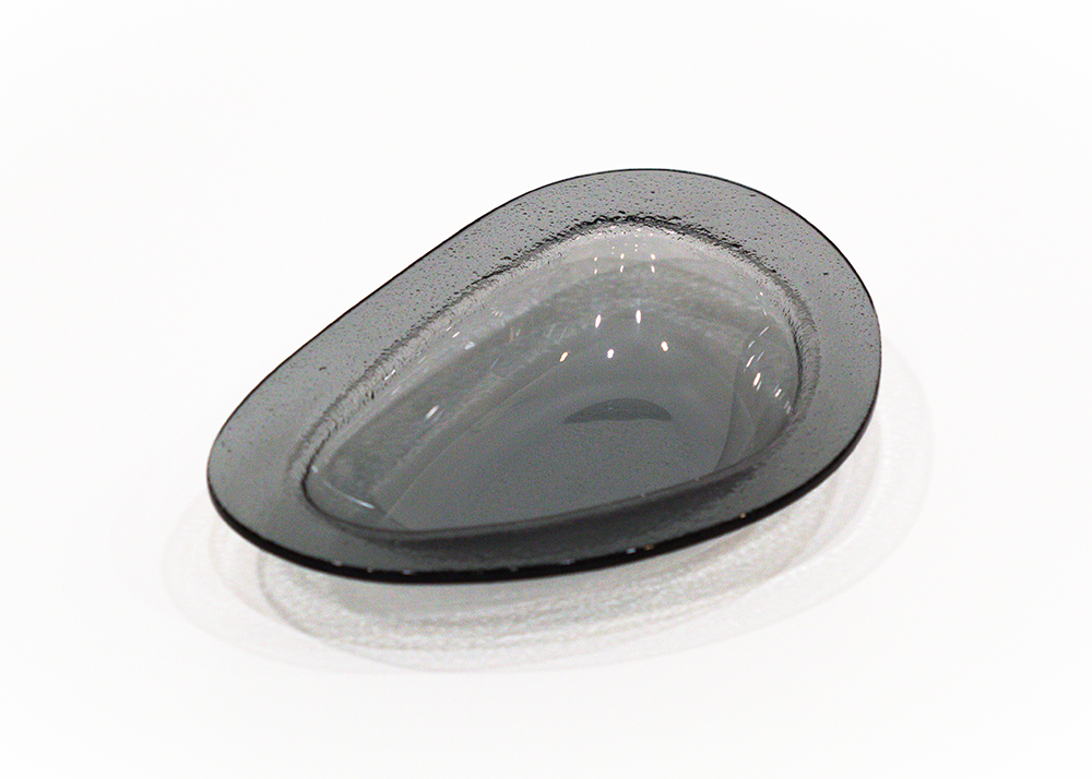 Ces assiettes pensée pour la dégustation des moules évoquent l’ouverture du coquillage. La cloche protectrice à l’arrivée, devient récipient pour les coquilles vides.